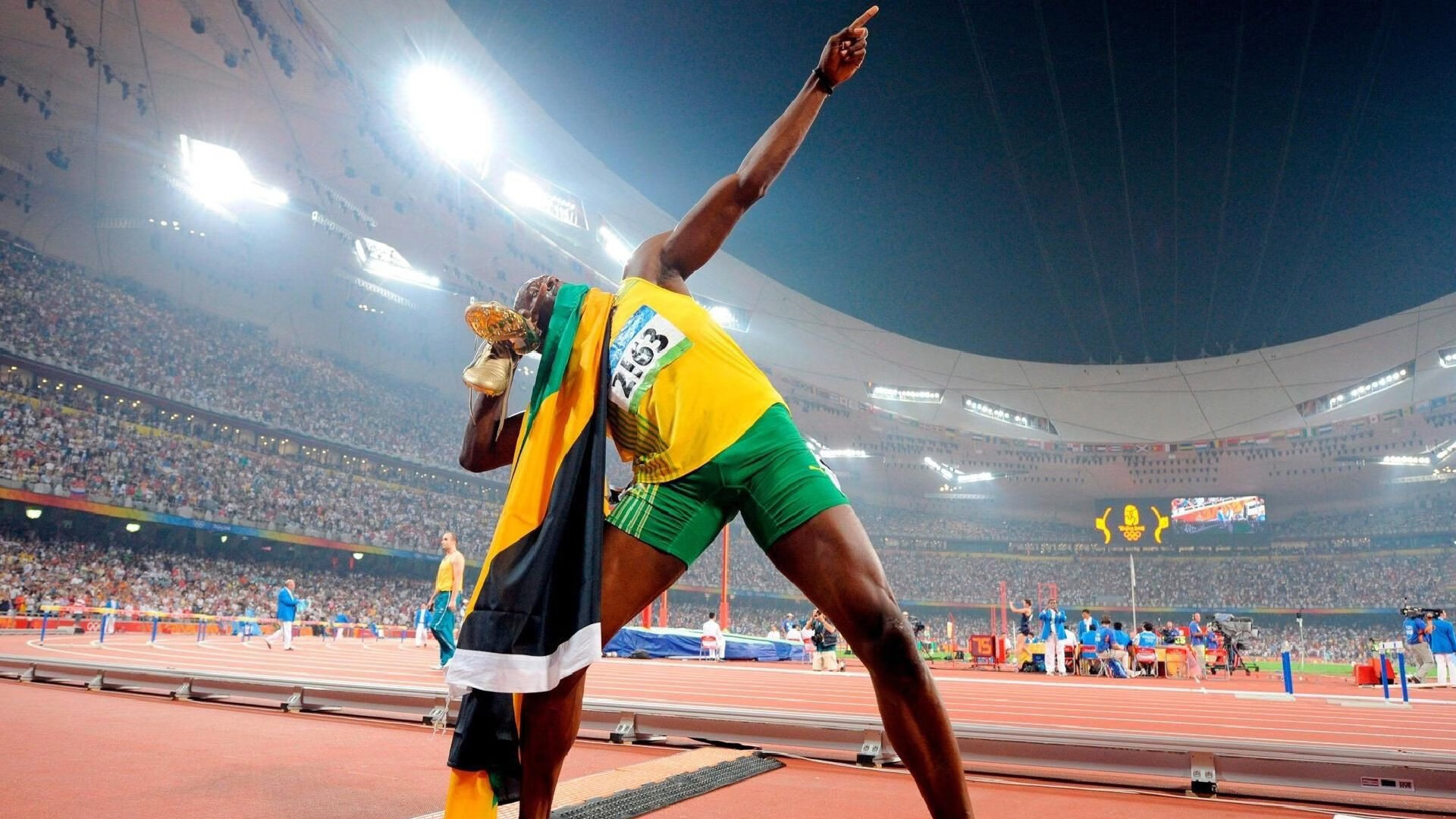 塞维利亚通过边路起球制造射门机会，塞维利亚队套